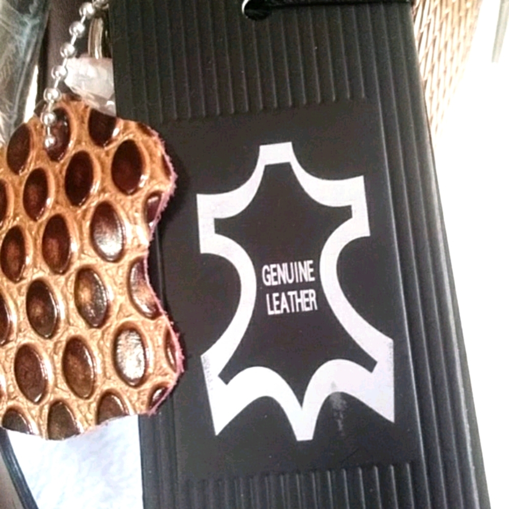 FINAL SALE*NEW* CROSSBODY BAG. - Picture 5 of 8